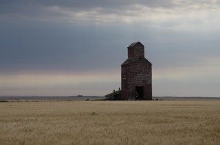 Abendhimmel über einem Getreidespeicher in Saskatchewan in Kanadas Prärie