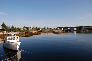 Fischerboot am Morgen in einer kleinen Bucht in Nova Scotia in Atlantik Kanada
