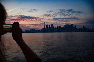 Ein Sonnenuntergang in Toronto während eines Roadtrips durch Ostkanada